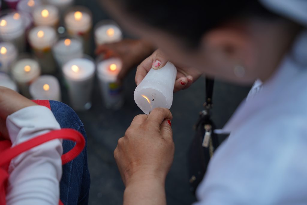 Al finalizar la concentración, las ofrendas permanecieron frente a las vallas como símbolo de un reclamo que continúa: justicia para Valeria.