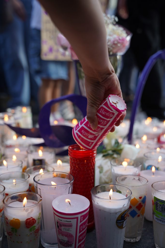 Frente a Palacio de Gobierno fueron colocadas flores y veladoras en memoria de Valeria.