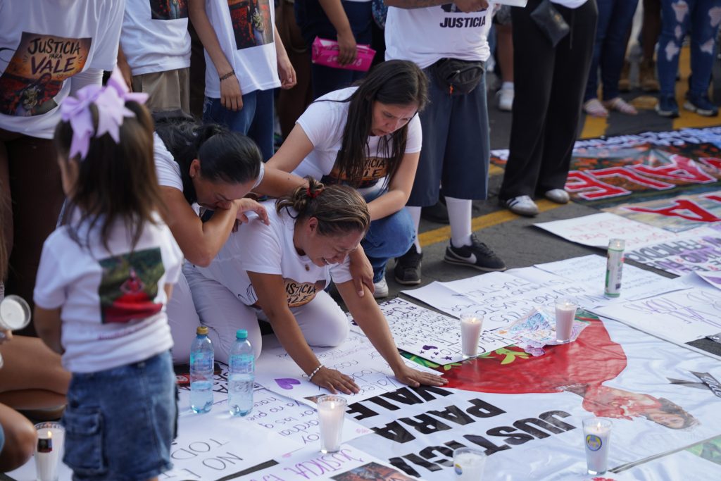 Vestidos de blanco, los asistentes se reunieron para exigir justicia por la adolescente asesinada.