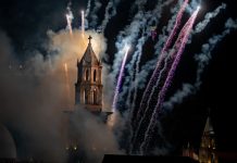 Angangueo vive la noche central de la Santa Cruz entre procesión y pirotecnia