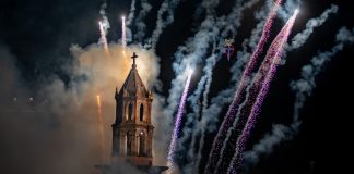 Angangueo vive la noche central de la Santa Cruz entre procesión y pirotecnia