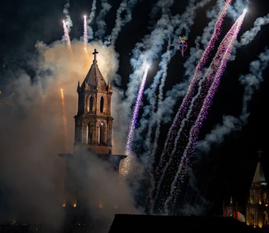 Angangueo vive la noche central de la Santa Cruz entre procesión y pirotecnia