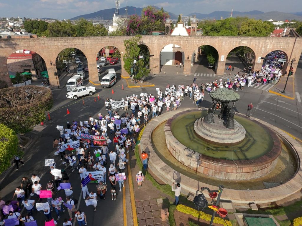 Decenas de ciudadanos se sumaron a la manifestación para respaldar el reclamo de justicia.