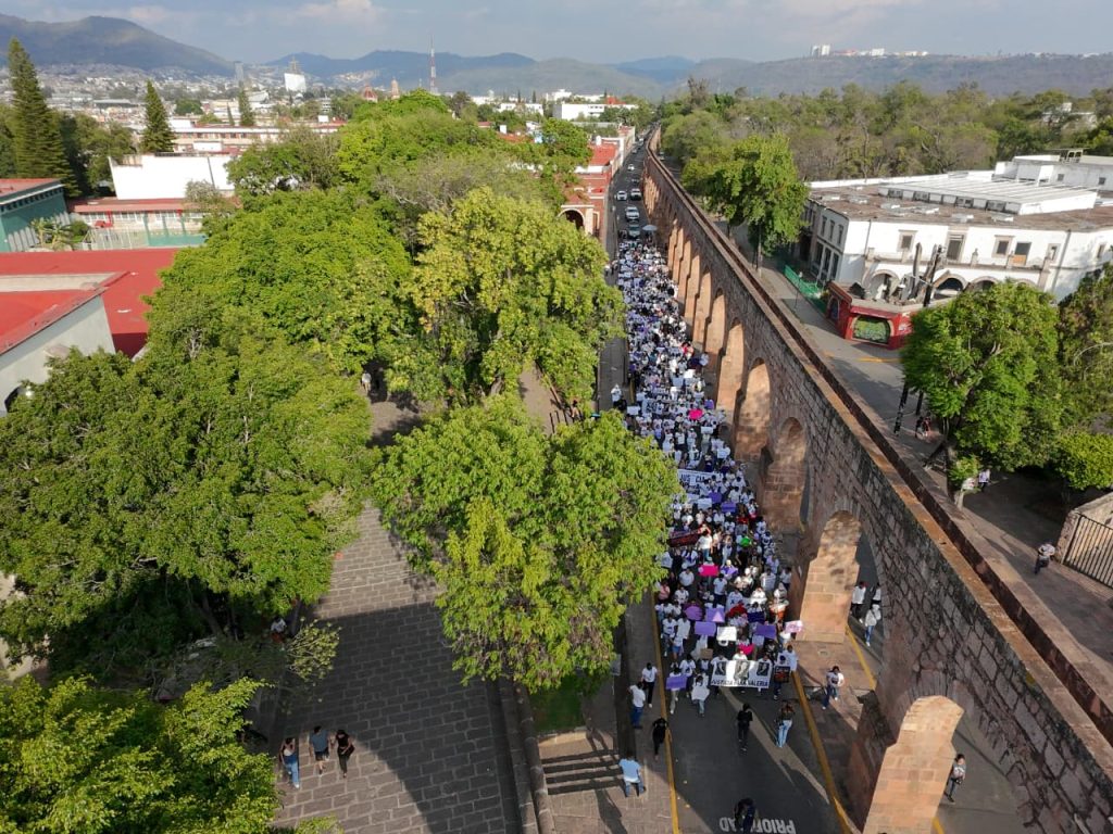 Familiares y amigos se concentran para iniciar la marcha en memoria de Valeria.