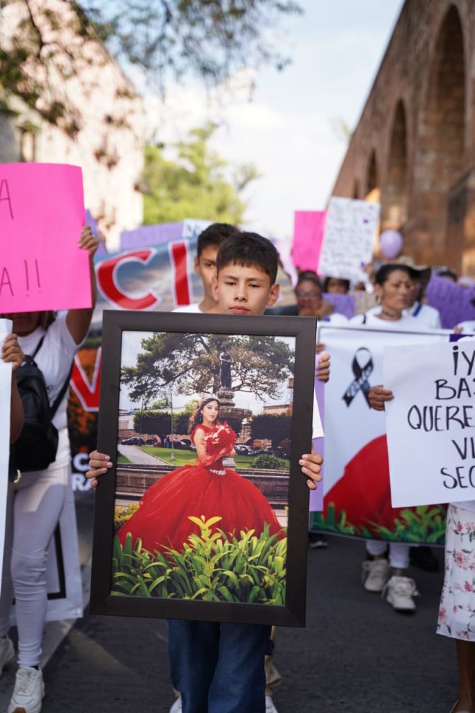 El retrato de quince años de Valeria encabezó la movilización por las calles de Morelia.