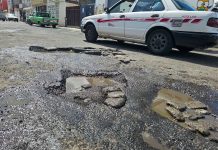 Baches se multiplican en Villas del Real; vecinos exigen reparación urgente