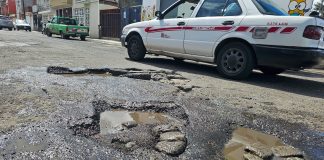 Baches se multiplican en Villas del Real; vecinos exigen reparación urgente