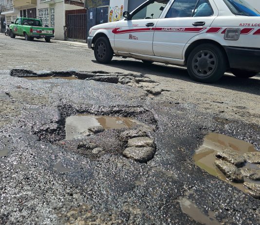 Baches se multiplican en Villas del Real; vecinos exigen reparación urgente