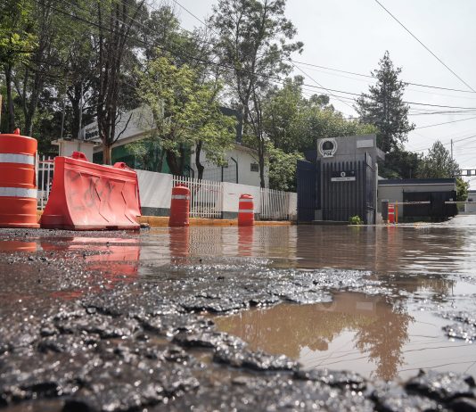 Entre charcos y baches, así quedo la zona de Fiscalía con las lluvias