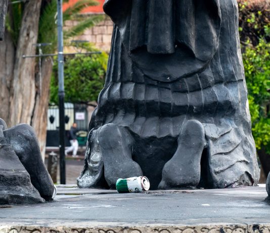 Las Tarascas amanecen con basura tras festejos por triunfo de México
