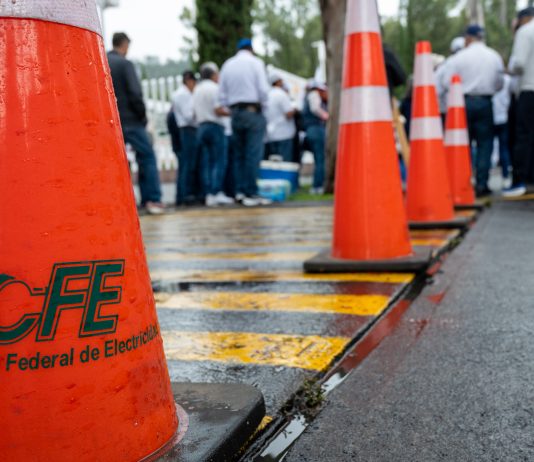 Jubilados de CFE acusan descuentos y errores en pagos por reforma al artículo 127