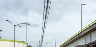 Vecinos limpian lodo tras inundación en Paso de Las Catrinas