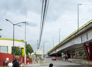 Vecinos limpian lodo tras inundación en Paso de Las Catrinas