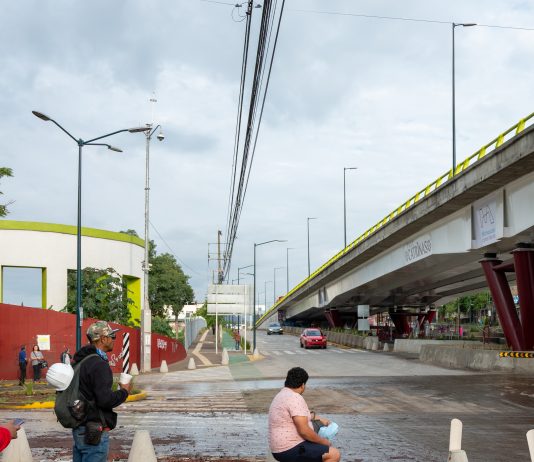Vecinos limpian lodo tras inundación en Paso de Las Catrinas
