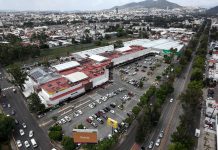 Plaza Fiesta Camelinas: una cápsula del tiempo entre anuncios de renta