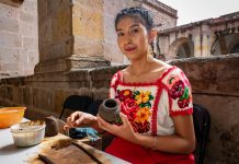 Ángela Aguilar, la joven artesana que debutará en la Feria de la Piña