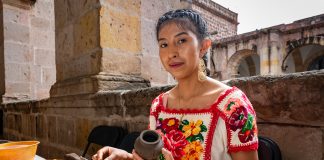 Ángela Aguilar, la joven artesana que debutará en la Feria de la Piña