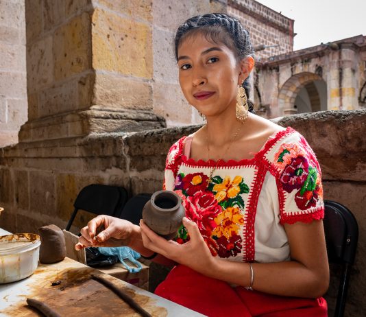 Ángela Aguilar, la joven artesana que debutará en la Feria de la Piña