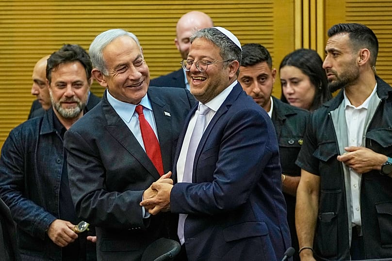 El primer ministro israelí Benjamin Netanyahu y el ministro de Seguridad Nacional israelí Itamar Ben Gvir sonríen en la Knéset, el Parlamento israelí en Jerusalén, el 23 de mayo de 2023
