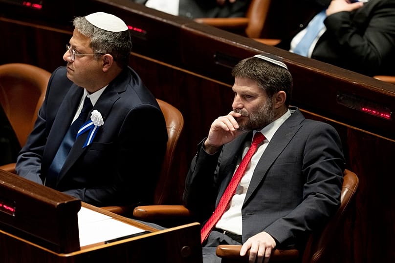 Los diputados israelíes de extrema derecha Itamar Ben Gvir y Bezalel Smotrich asisten a la ceremonia de juramento del Parlamento israelí, en la Knéset, en Jerusalén, el 15 de noviembre de 2022