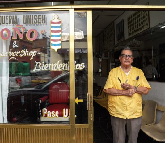 67 años entre tijeras: Don Toño mantiene viva la peluquería tradicional en Morelia