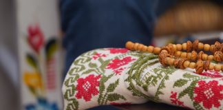 San Juan Nuevo prepara su fiesta artesanal con textiles, bordados y máscaras de madera