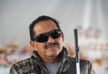 Con sus manos crea tradición y con su voz pide inclusión